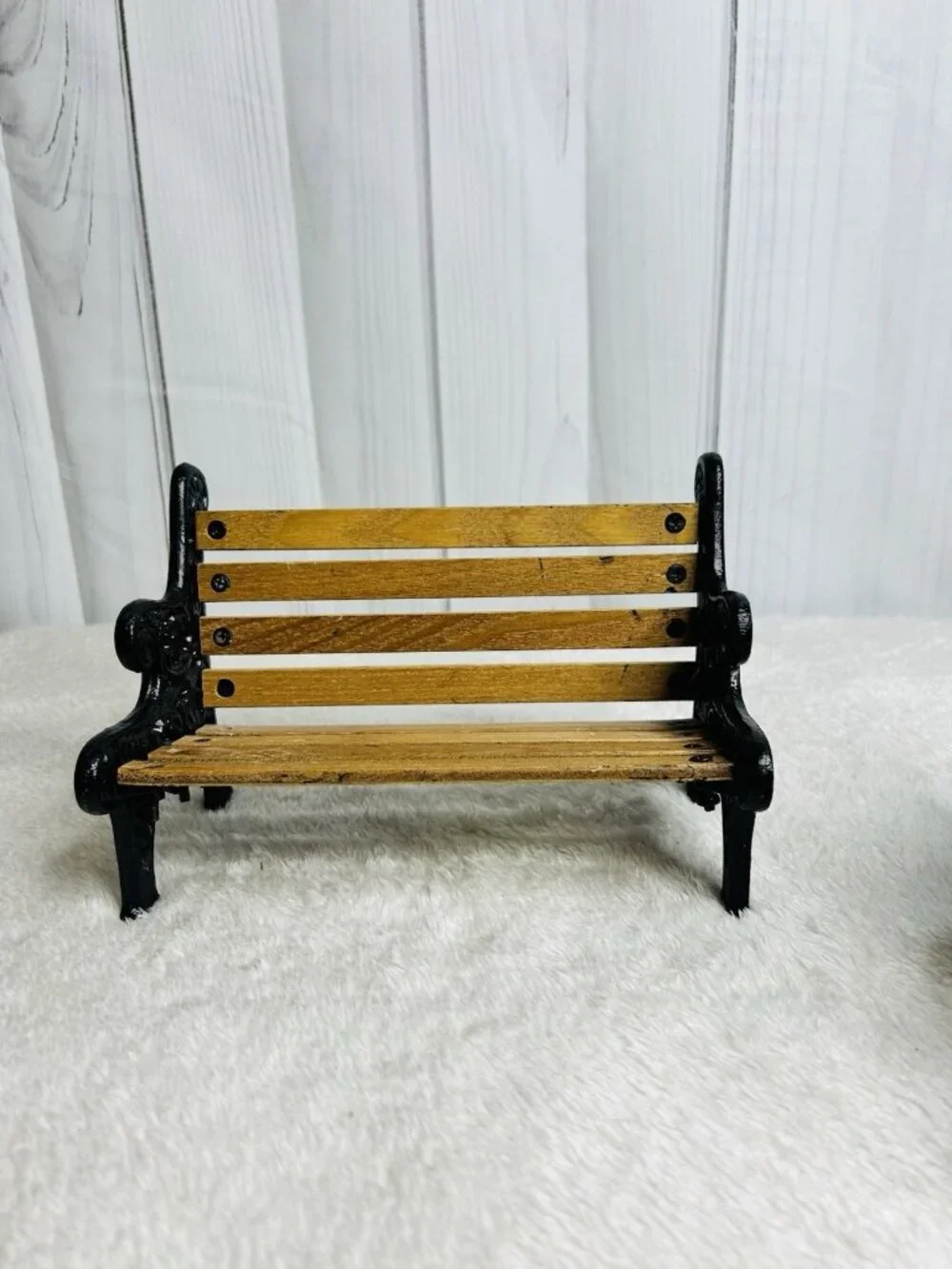 Byers Choice The Carolers Man Feeding Birds Cast Iron Park Bench Vintage 1997